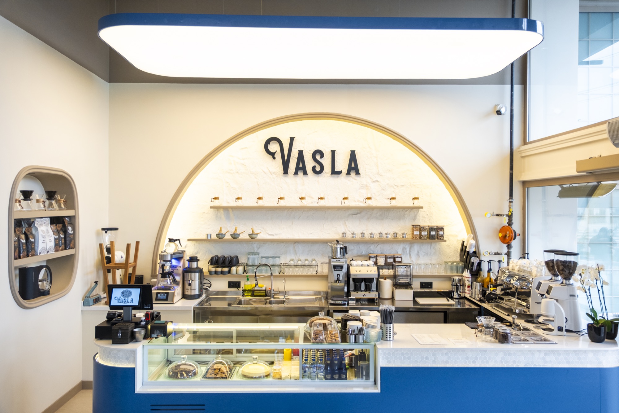 Vasla Başakşehir'in barı: espresso makinesi, değirmenler ve rafta V60 demleme ekipmanı