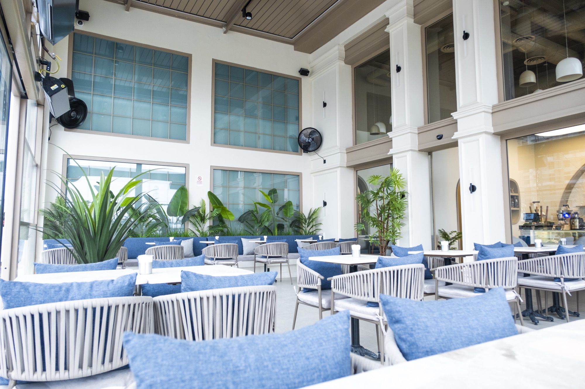 Vasla Başakşehir kafe, gün ışığı alan iç salon
